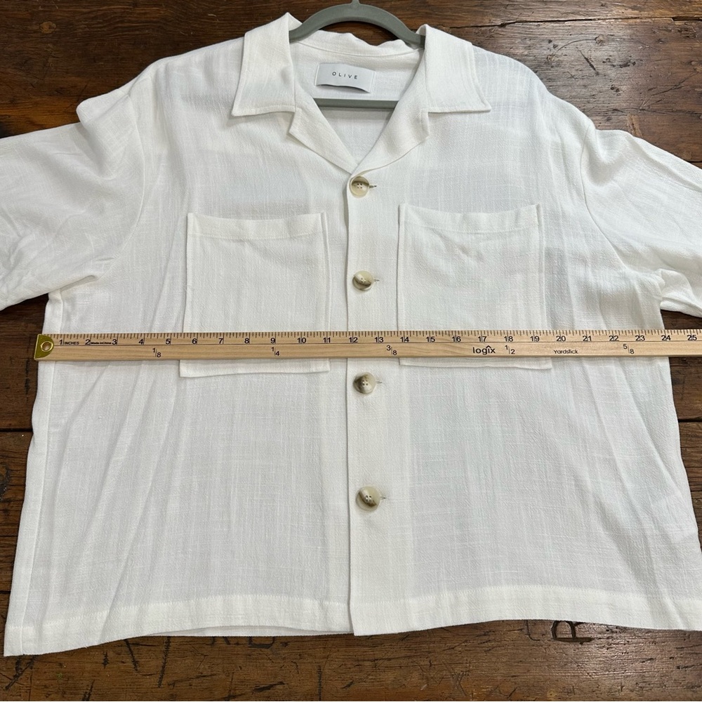 Men’s white camp collar short sleeve shirt